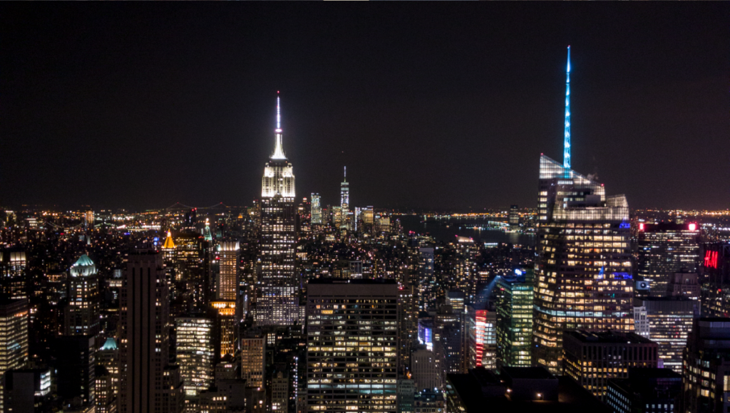 Monter au sommet de l’Empire State Building en soirée :